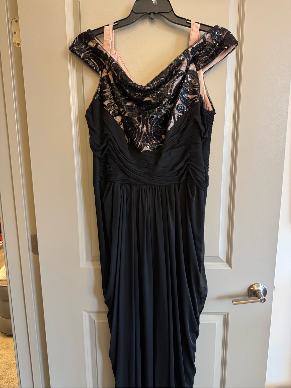 Elegant Black Evening Dress with Sequin Detail
